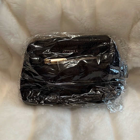 🖤🖤PRICE DROP🖤🖤NWOT Limited Edition 💜DoTERRA💜Matching 10 Oil Pouch.Gorgeous - Picture 2 of 7